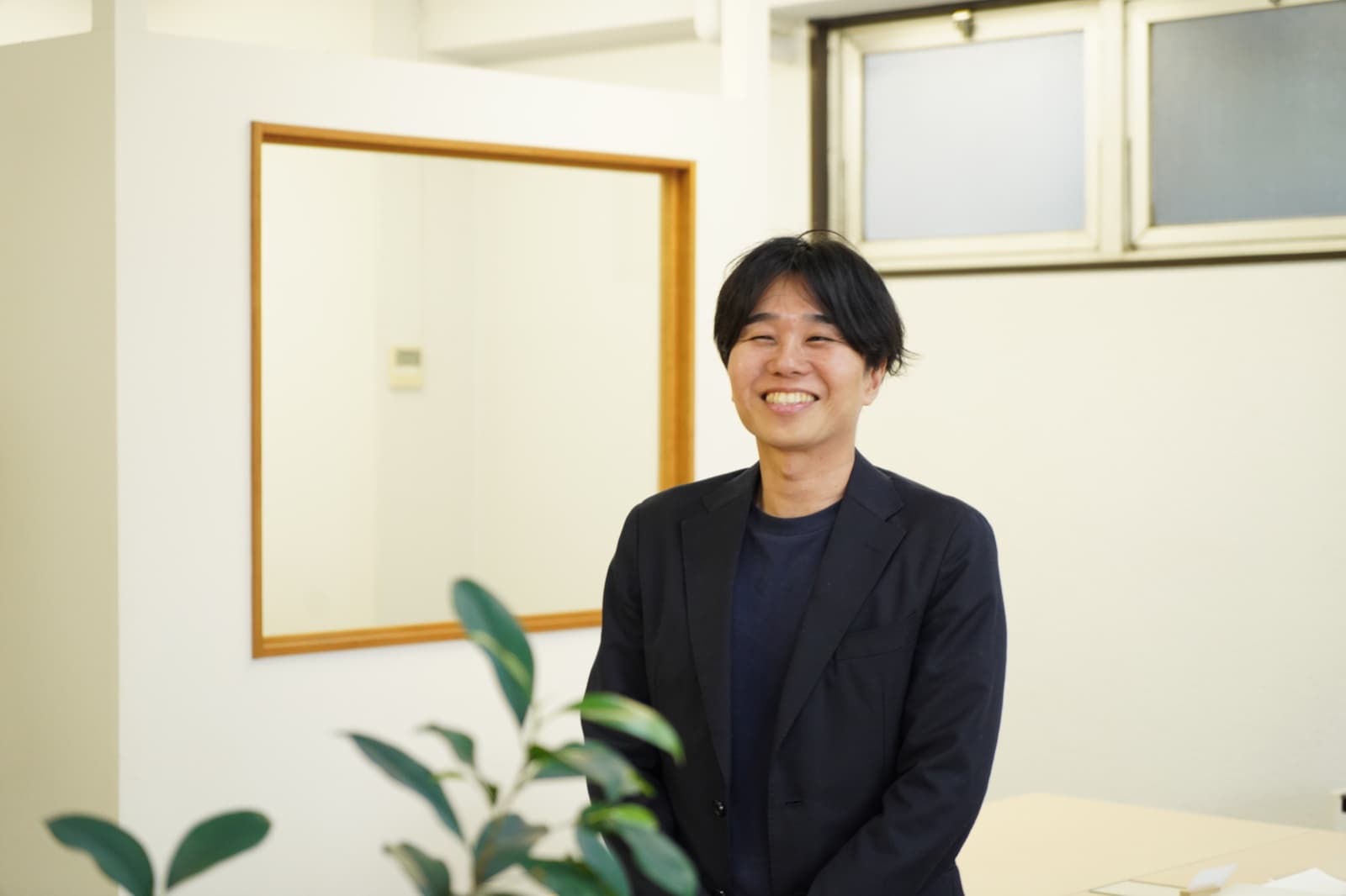 笑顔で立つ宮地俊充